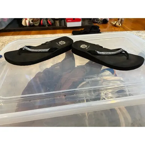 Yellow Box Women Black Rhinestone Flip Flops Sandals Size 8.5 - Picture 8 of 9